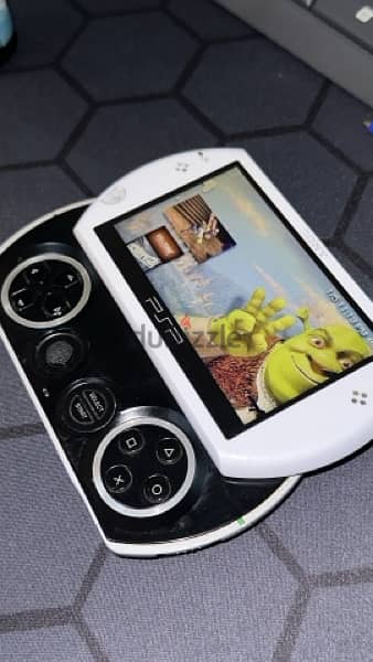 PSP Go, white and black, 16gb with 20 games 6.61 version 2