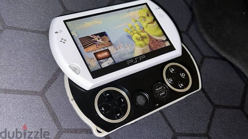 PSP Go, white and black, 16gb with 20 games 6.61 version 3