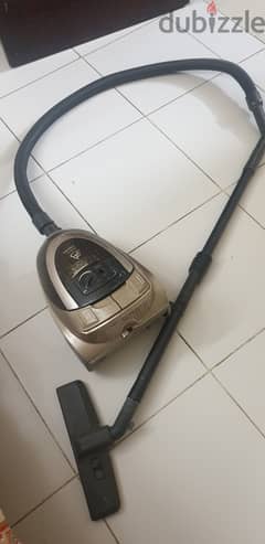 Vacuum Cleaner Hitachi 2000w in Good condition Bhd 8