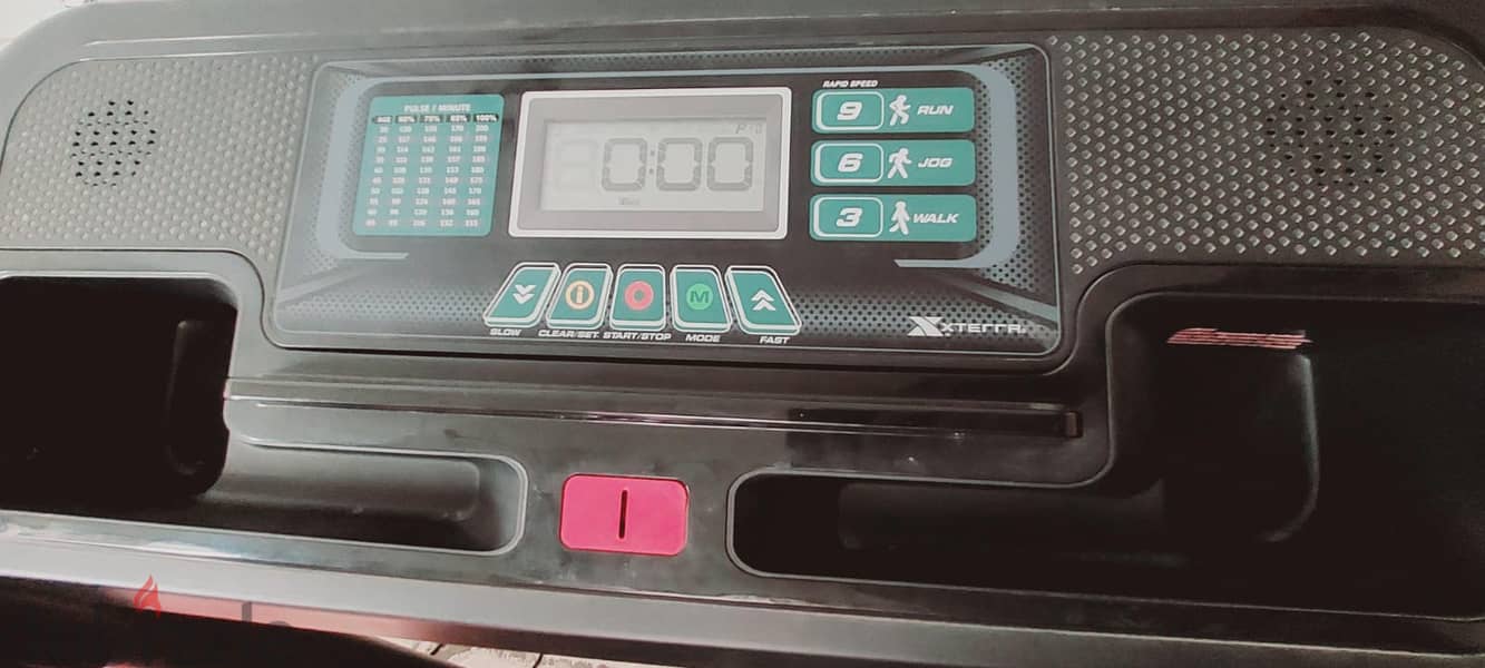 Treadmill - Heavy duty Excellent Condition Like New 3