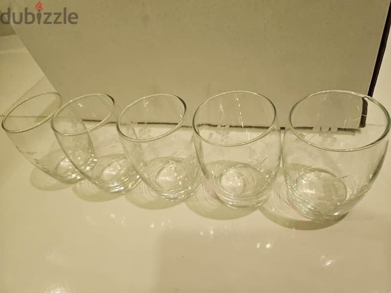 Drinking glasses set (5 pieces) with a design 1