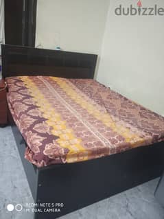 Good condition king size bed with mattress size 160x200