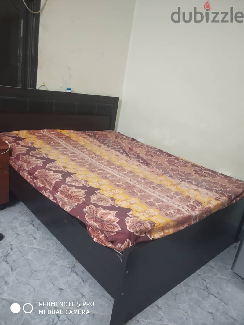 Good condition king size bed with mattress size 160x200 1