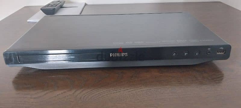 Philips DVD Player with remote control, cables, and manual. 1