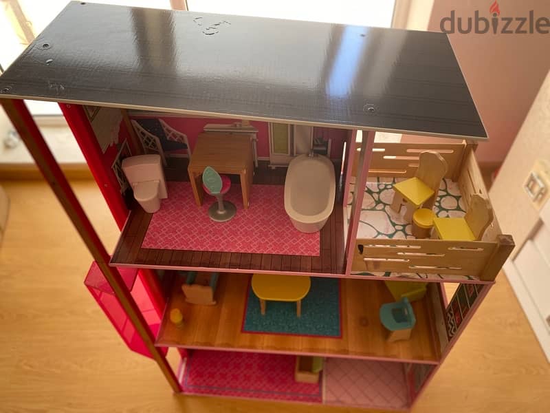 Doll house with playset 1