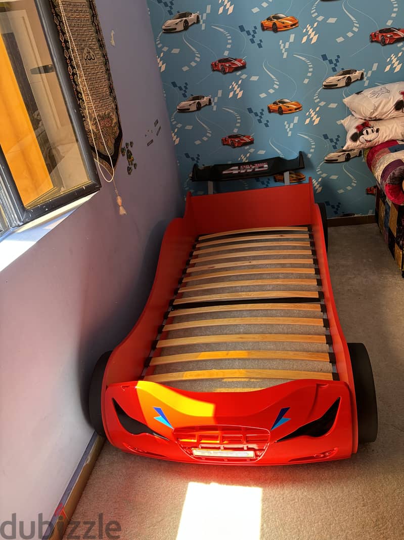 Almost new race car bed 0