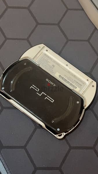 PSP GO ,16 gb charger with 20 games 1