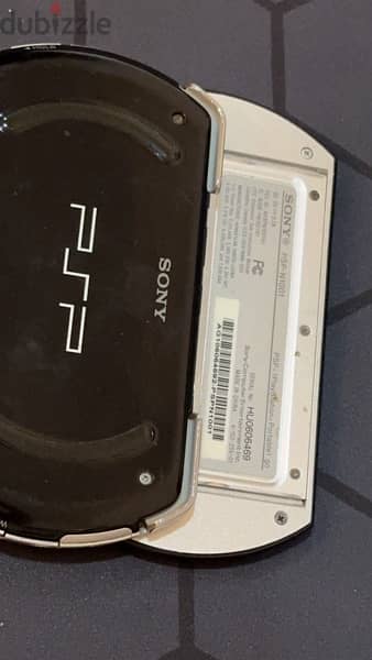 PSP GO ,16 gb charger with 20 games 3