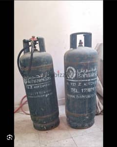 bah gas 2 Clynder both with gas and 1 regulator 25 each