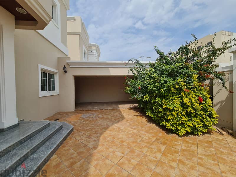 COMMERCIAL 5 BEDROOMS VILLA WITH SWIMMING POOL 1