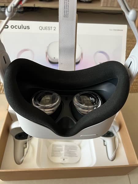 Oculus Quest 2 (128GB) very Light Used, Look Like New. 5