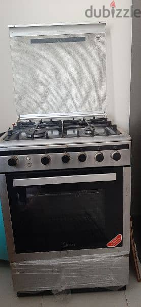 cooking rage with oven and storage rack in bottom 1