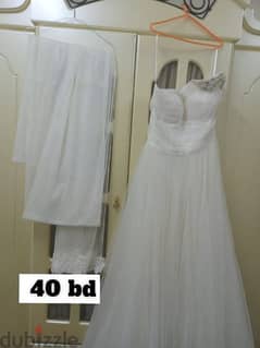 يوجد فستان زفاف شنيول مع طرحه ملبوس لبسه واحده فقط سعر ٤٠دينار قابل لت