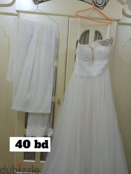 يوجد فستان زفاف شنيول مع طرحه ملبوس لبسه واحده فقط سعر ٤٠دينار قابل لت 2