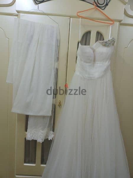 يوجد فستان زفاف شنيول مع طرحه ملبوس لبسه واحده فقط سعر ٤٠دينار قابل لت 3