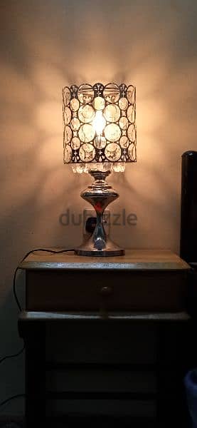 one single table lamp in 5BD 1