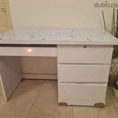 IKEA desk table in a good condition 0