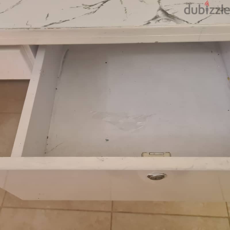 IKEA desk table in a good condition 1