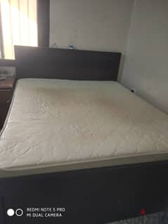 Good condition king size bed with mattress size 160x200