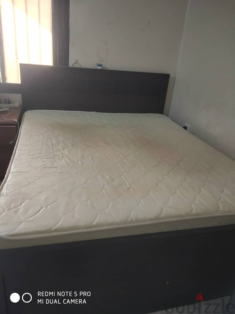 Good condition king size bed with mattress size 160x200 0