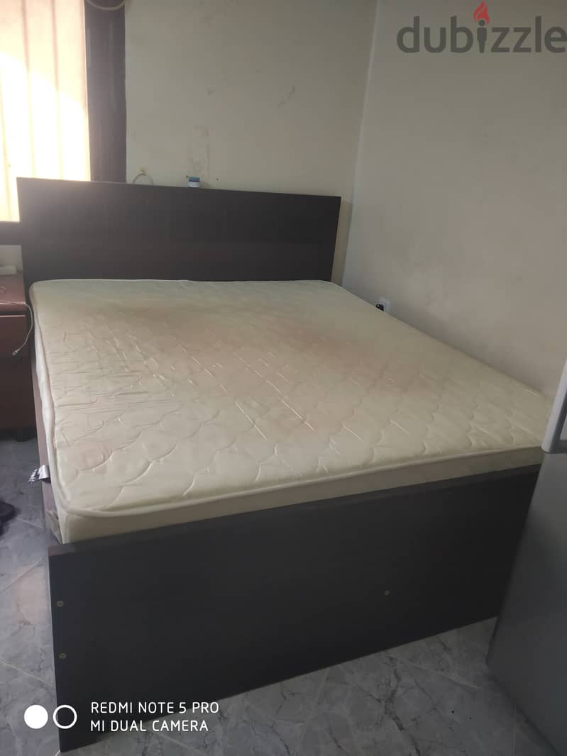 Good condition king size bed with mattress size 160x200 1