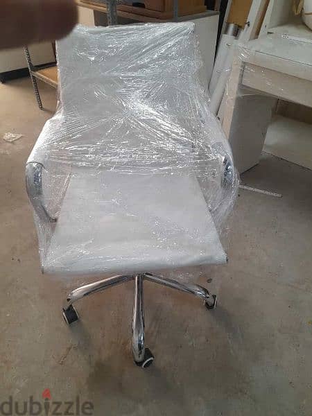 للبيع مكتب  من ايكيا مع  كرسي  جلد ليدر 1