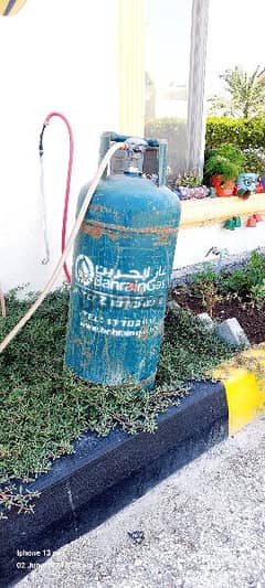 bahrain gas cylinder medium size with regulator