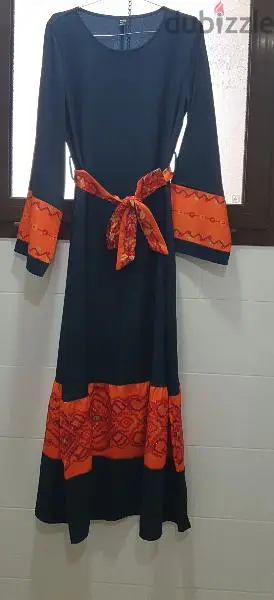 فستان طويل للنساء مع حزام