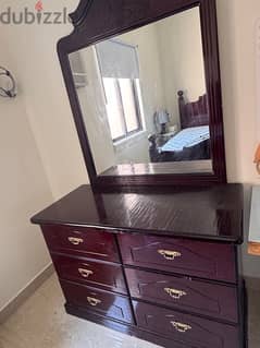 bedroom set sturdy and in good condition
