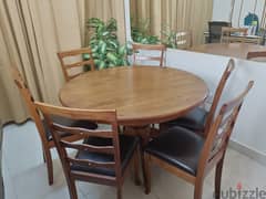 Round Dining Table with 6 chairs, in excellent condition