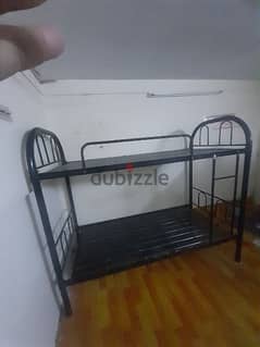 للبيع سرير حديد  بسعر ٢٢ دينار مع توصيل