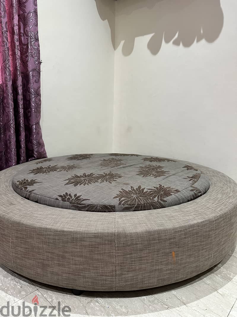 Round Bed in excellent condition for sale 0