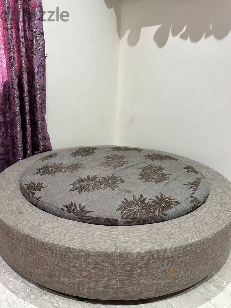 Round Bed in excellent condition for sale 1