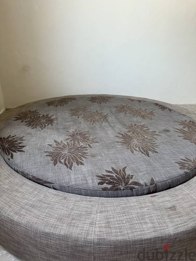 Round Bed in excellent condition for sale 2