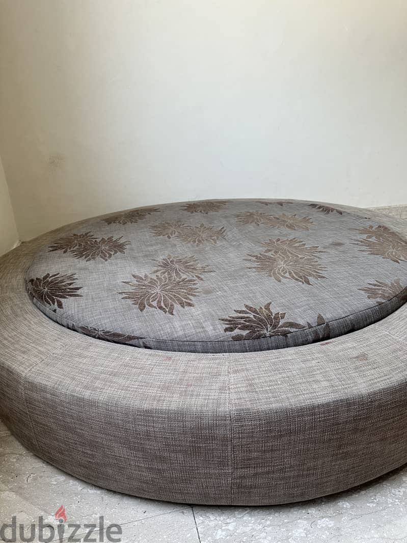 Round Bed in excellent condition for sale 3