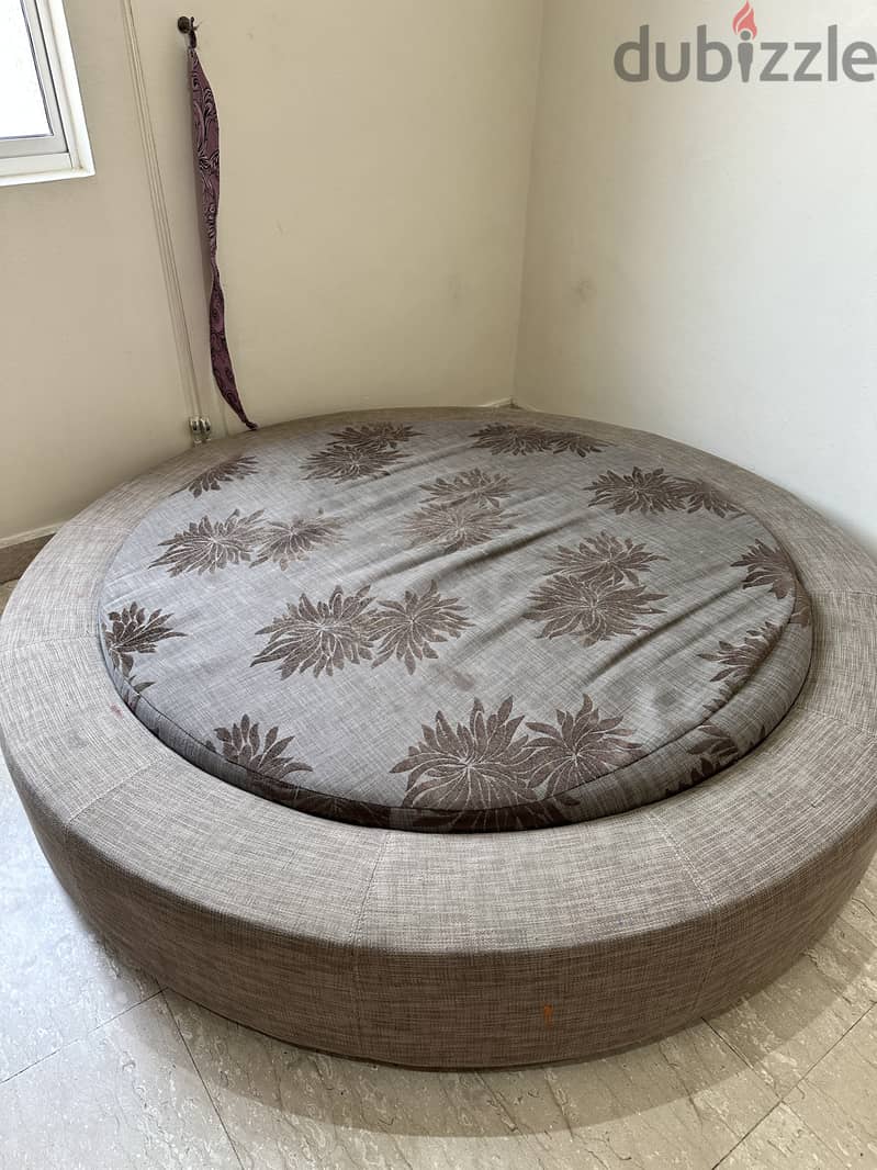 Round Bed in excellent condition for sale 4