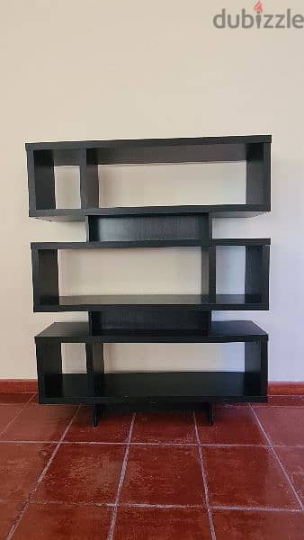 selling a brown wood shelf for 25 BHD