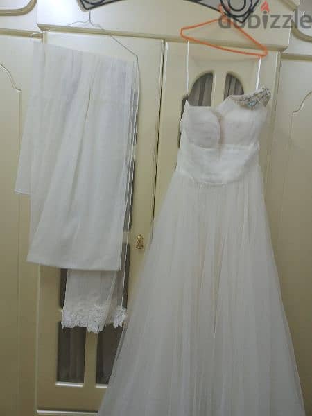 يوجد فستان زفاف شنيول مع طرحھ ملبوس لبسھ وحدھ فقط 1