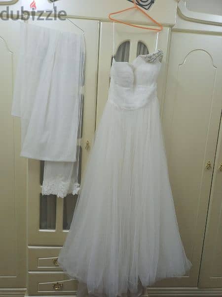 يوجد فستان زفاف شنيول مع طرحھ ملبوس لبسھ وحدھ فقط 4