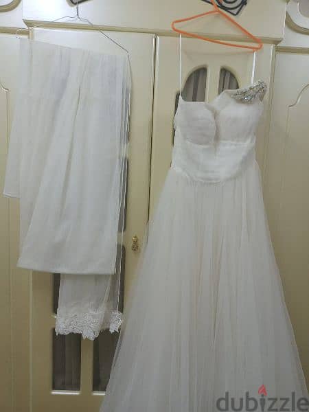 يوجد فستان زفاف شنيول مع طرحھ ملبوس لبسھ وحدھ فقط 5