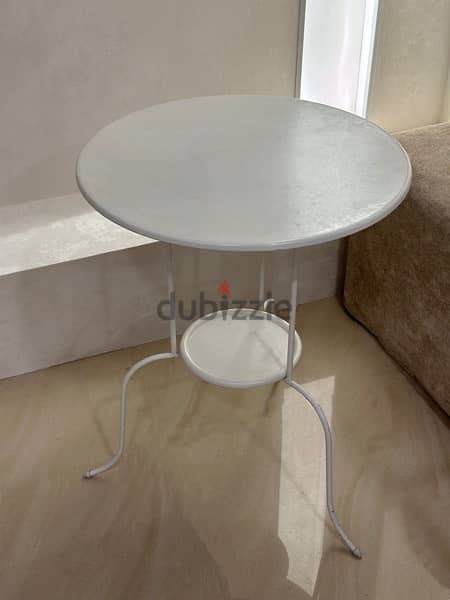 طاولة بيضاء انيقة 1