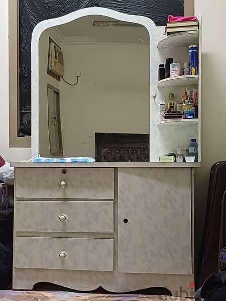 Dressing Table with 4 Draw spaces 1