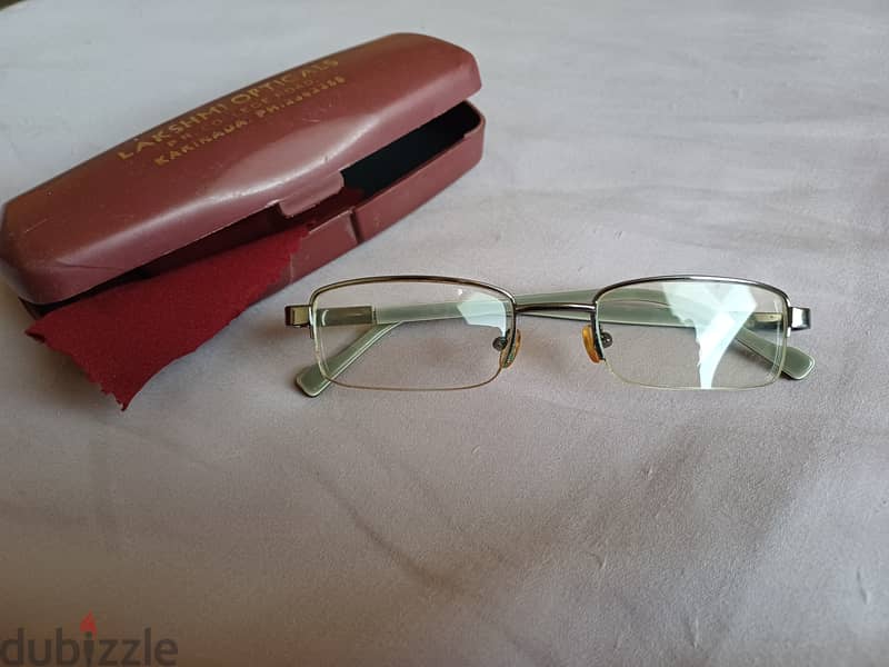 Reading glasses for ladies.  Both for 10bd 5