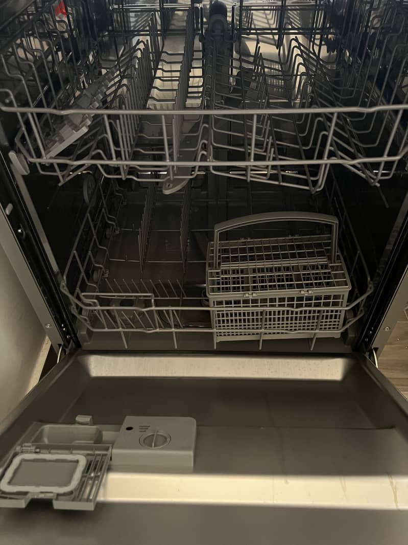 Clean Midea Dishwasher 50 BHD 2