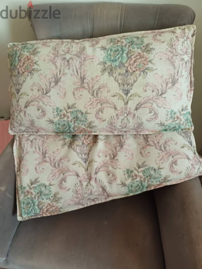 Two lovely cushions for 4bd 2