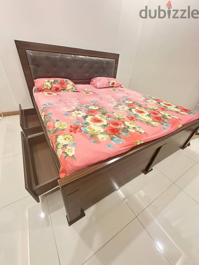 Good condition strong queen size (180*200) bed without mattress for s 1