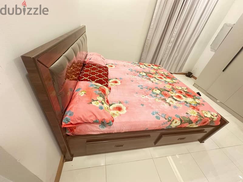 Good condition strong queen size (180*200) bed without mattress for s 2