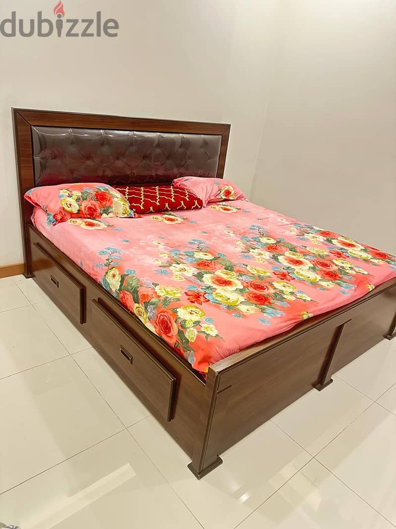 Good condition strong queen size (180*200) bed without mattress for s 3
