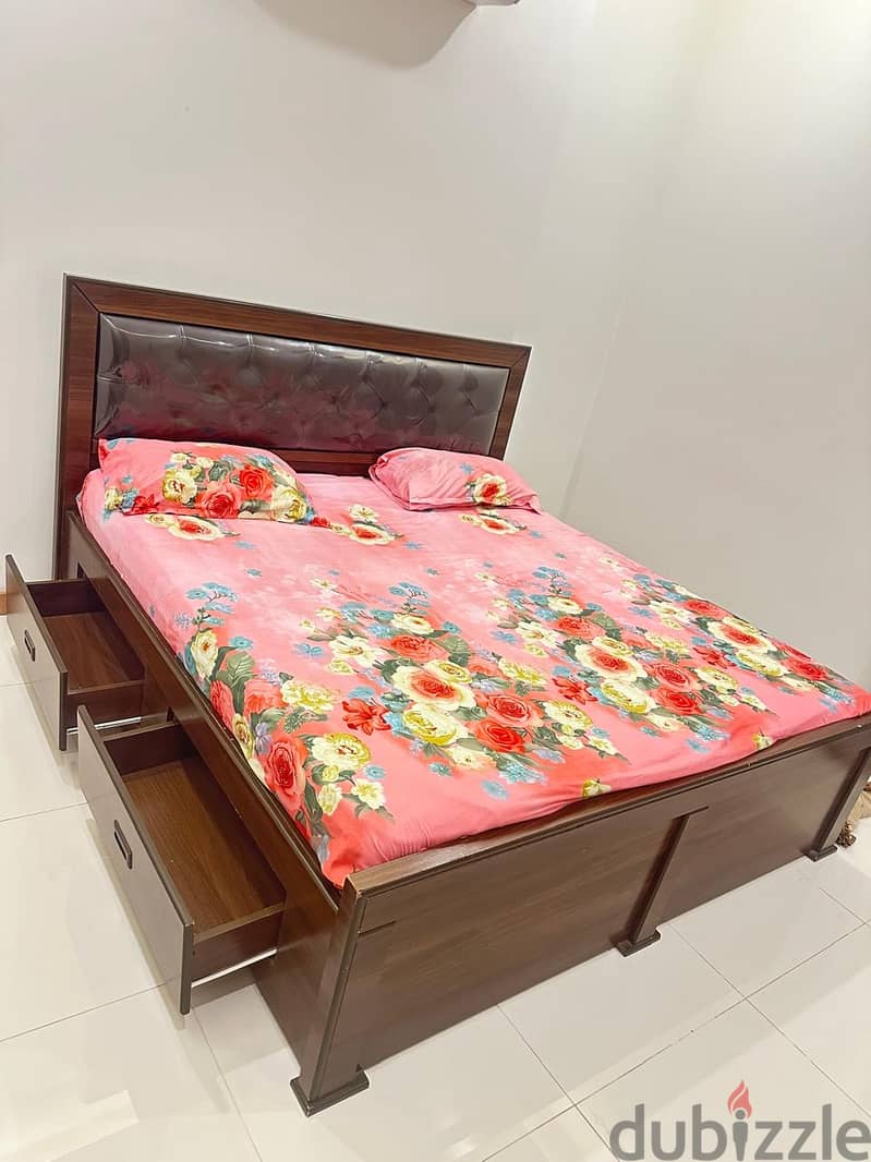 Good condition strong queen size (180*200) bed without mattress for s 4