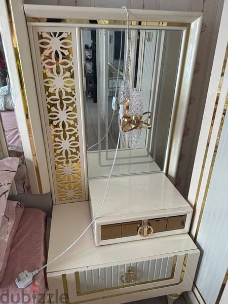 in a great condition bed for sale with mirror and Kabot 2